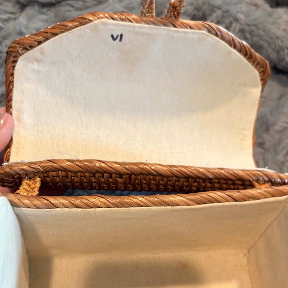 Elegant Woven Crossbody Bag in Tan - Picture 10 of 10